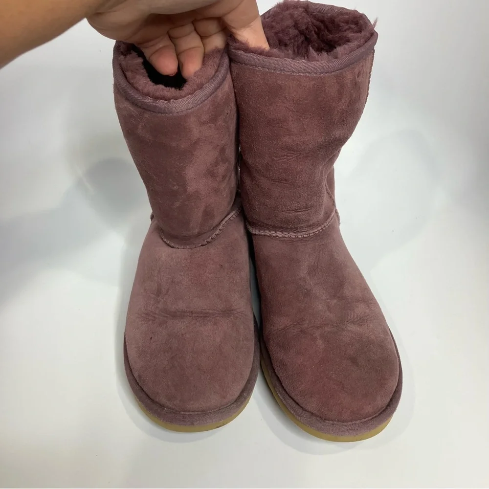 UGG Classic short boots in Aster‎ purple women’s size 8 suede sheepskin Sherpa